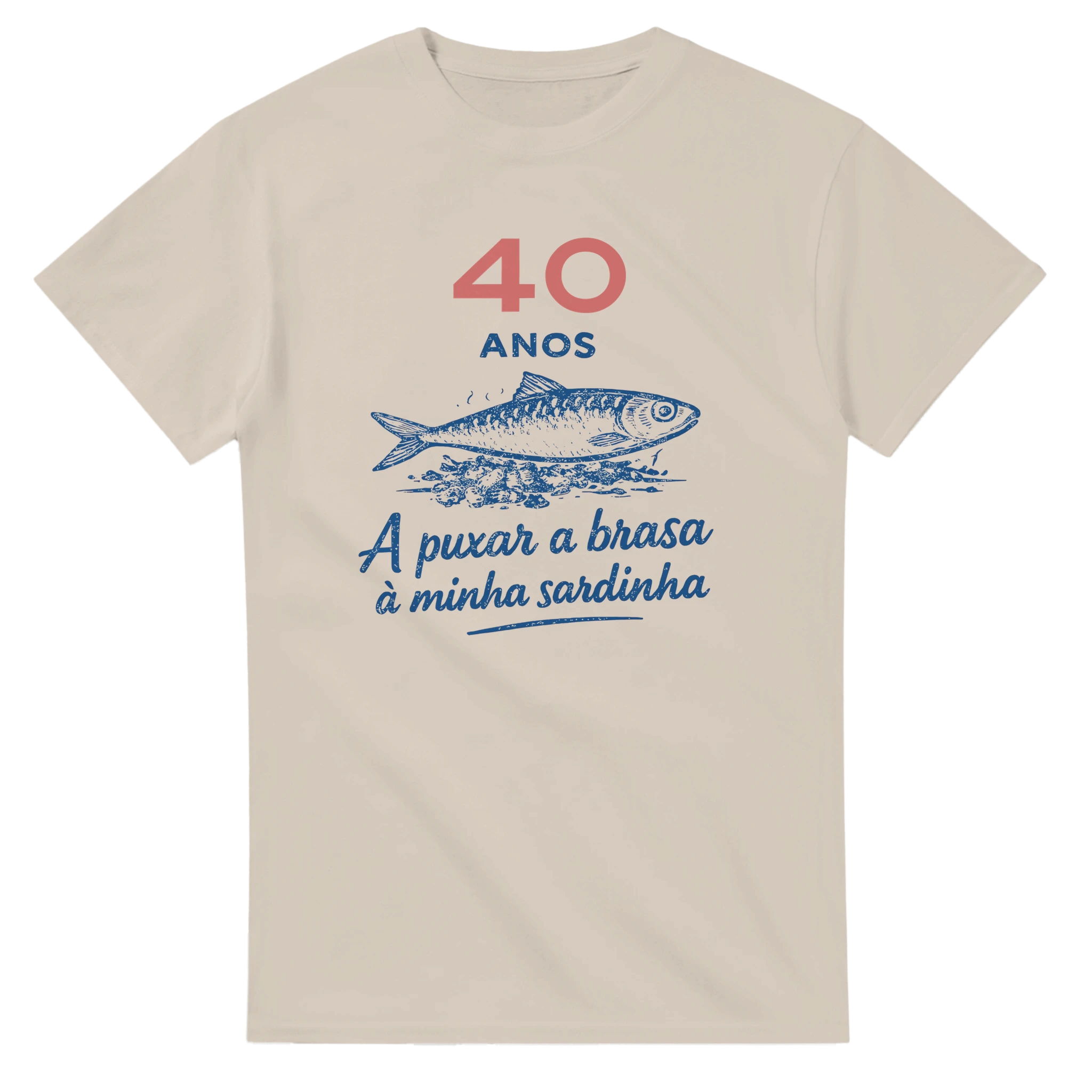 Personalized Portuguese T-shirt with sardine illustration – 40 anos a puxar a brasa à minha sardinha
